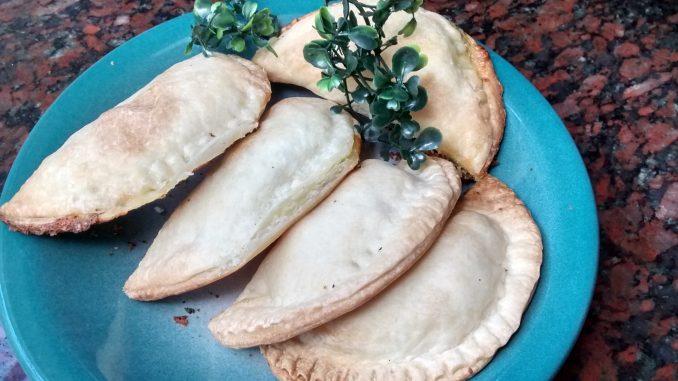 empanadas caprese (2) plato empanadas caprese