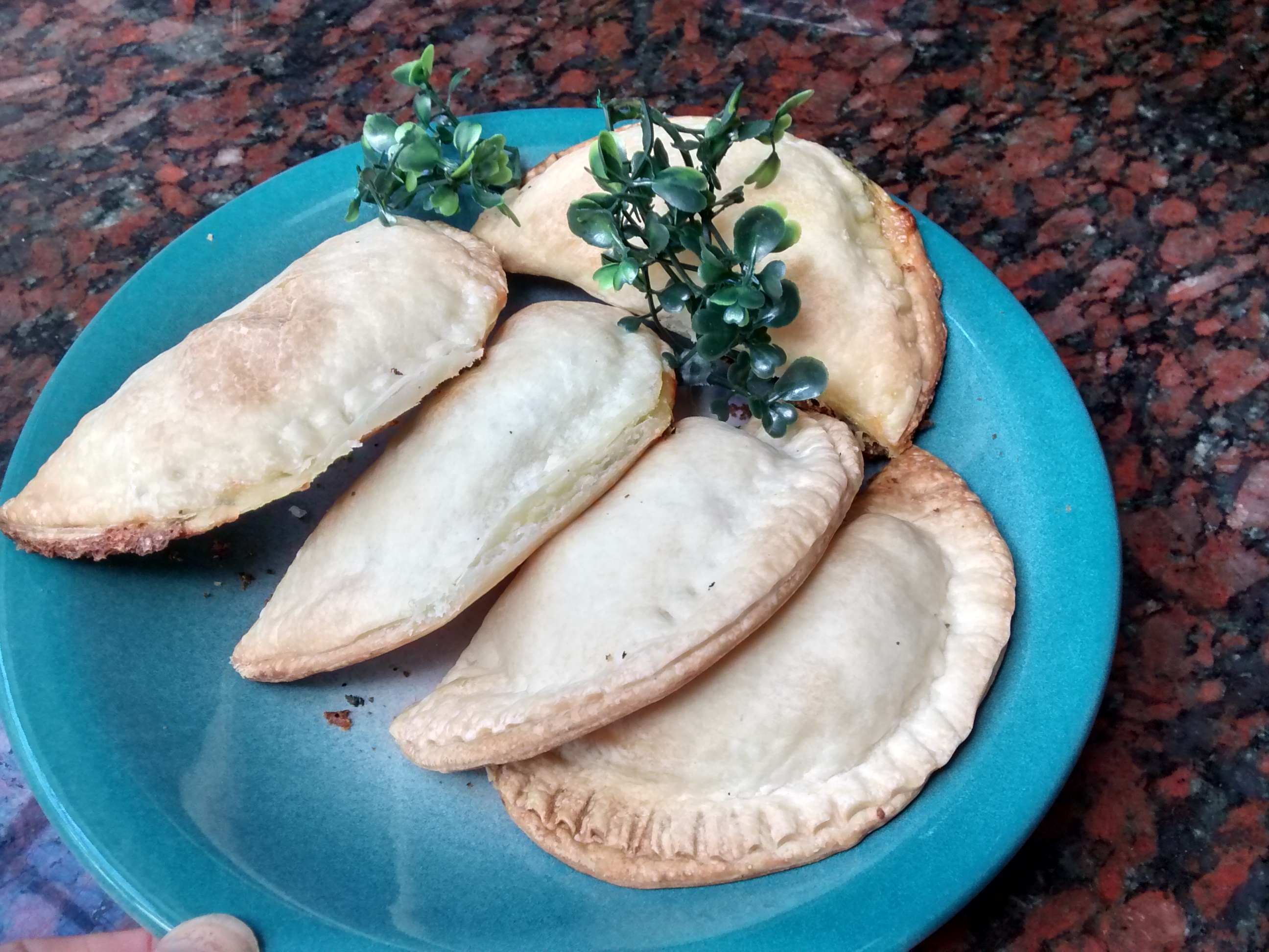 plato empanadas caprese