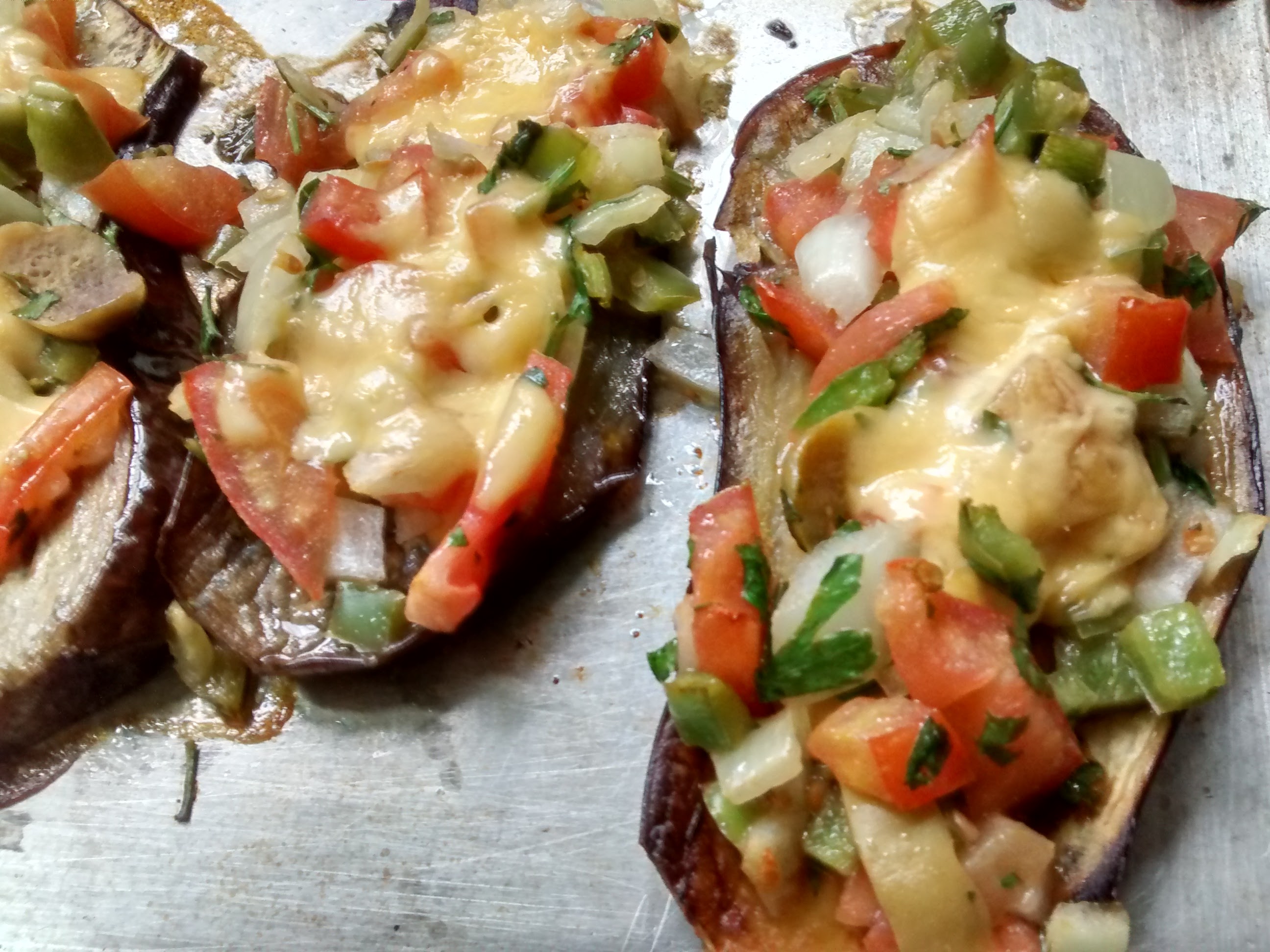 Berenjenas al horno bañadas con una salsa deliciosa