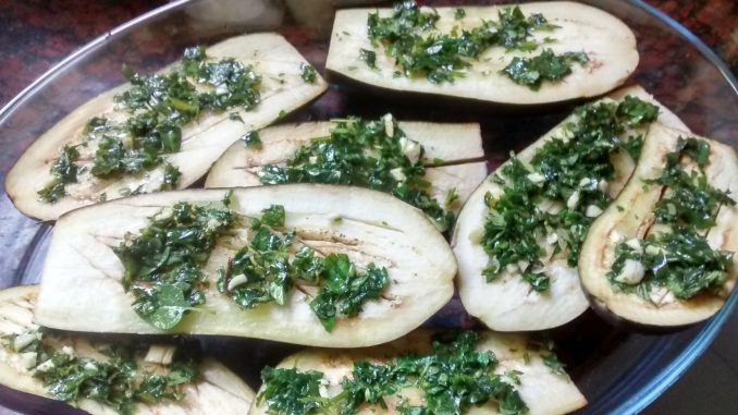 berenjenas al horno Berenjenas al horno, cortadas a la mitad, adobadas con hierbas