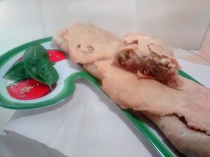 arrollado cebolla. en una fuente, un trozo cortado