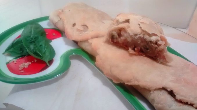 arrollado cebolla1 arrollado cebolla. en una fuente, un trozo cortado