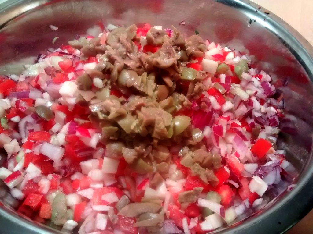 ensalada primavera los vegetales cortados bien chicos, fresca