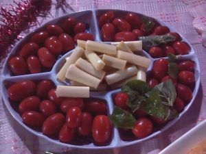 plato con ensalada de tomates cherry