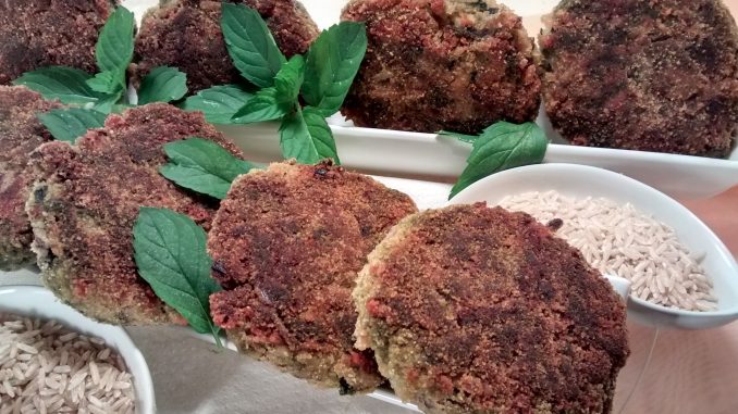 hamburguesas de arroz y espinaca Si das una ojeada a la receta verás como te soluciona una comida, con dos ingredientes de alto valor.