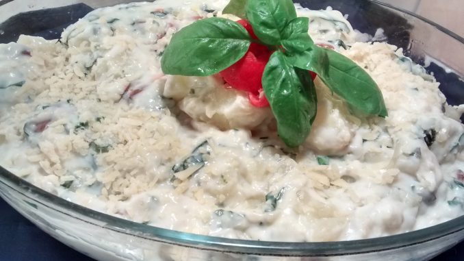 papas envueltas en salsa blanca fuente con papas envueltas en salsa blanca