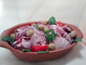 una fuente con ensalada cebolla