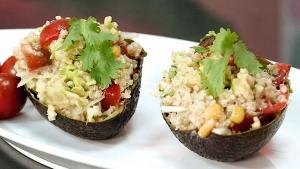 Aguacates rellenos de quinoa