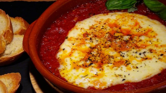 Queso provolone con salsa de tomate al horno