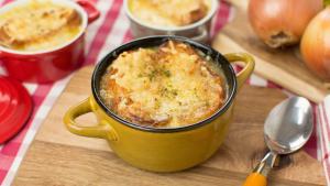 Sopa de cebolla con queso gratinado