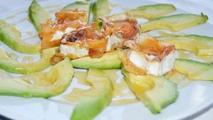 Aguacates con queso de cabra y miel