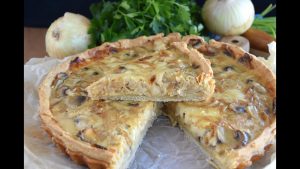 Tarta salada de cebollas, champiñones y queso