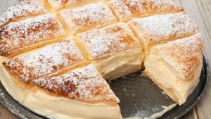 Tarta de hojaldre rellena de crema pastelera y queso mascarpone.